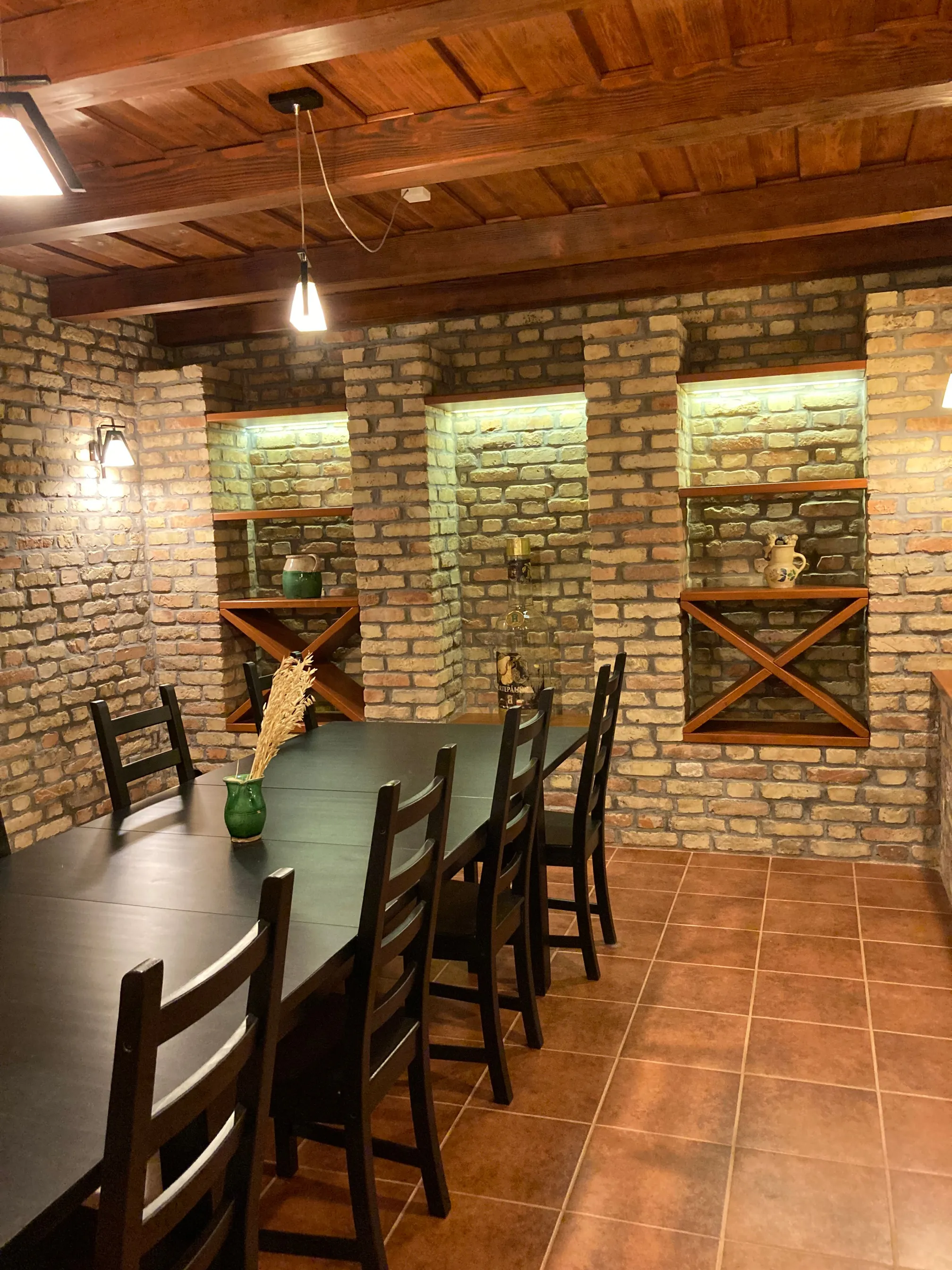 Hatalmas közösségi tér tégla fallal