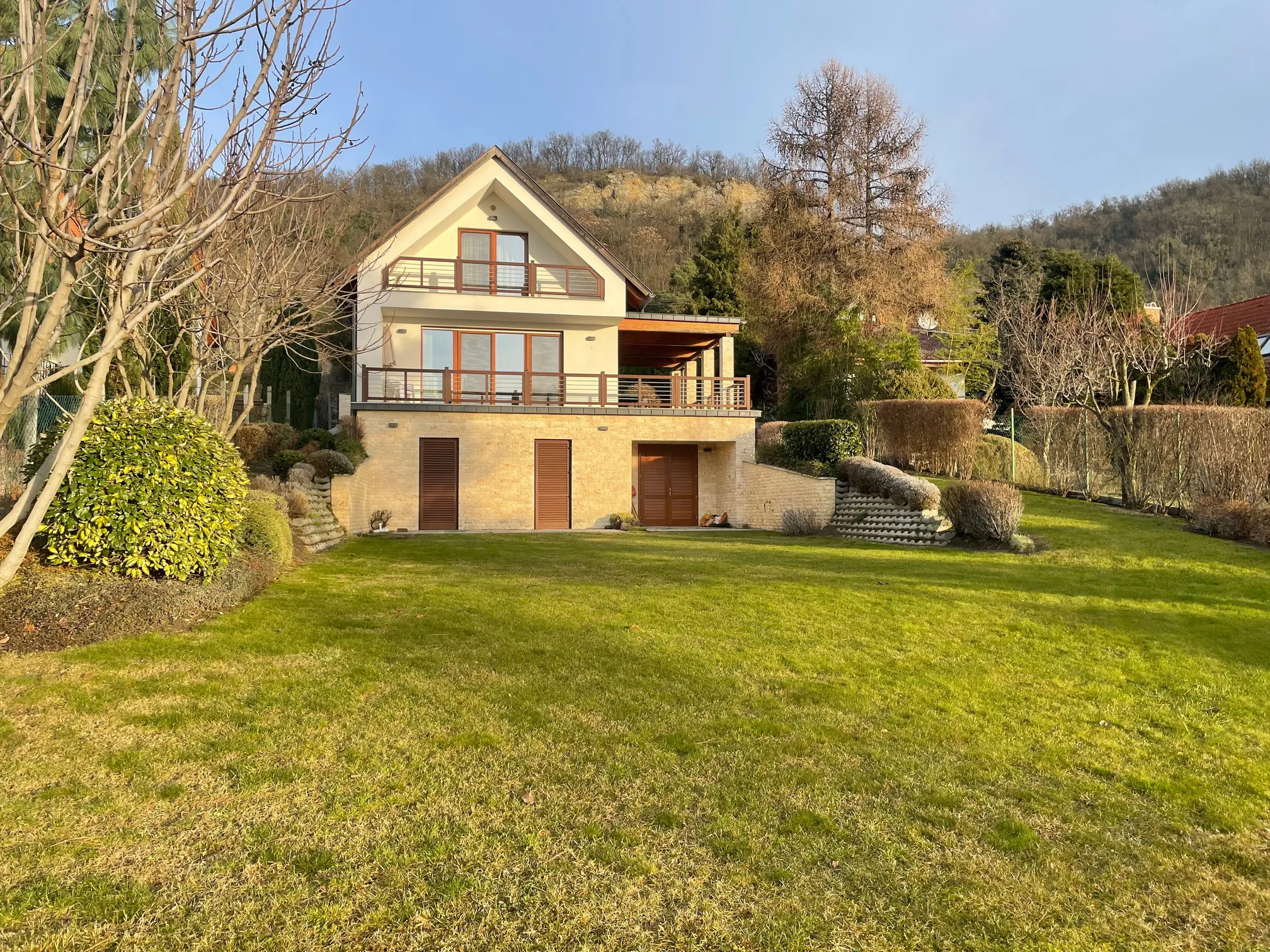 A vendégház elölről