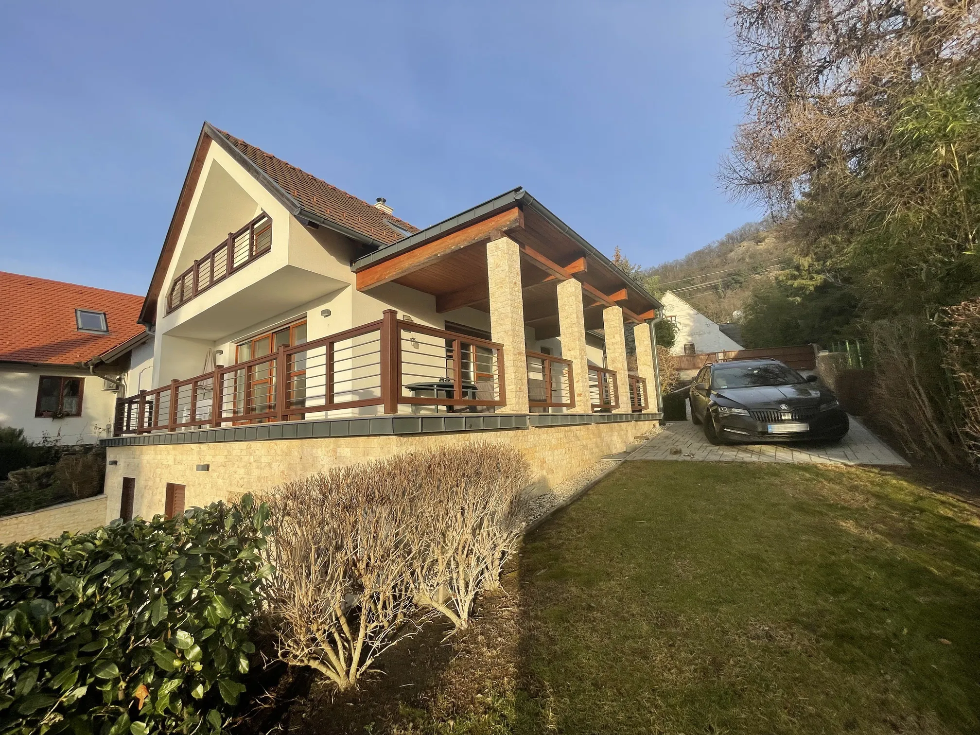 A vendégház oldalról