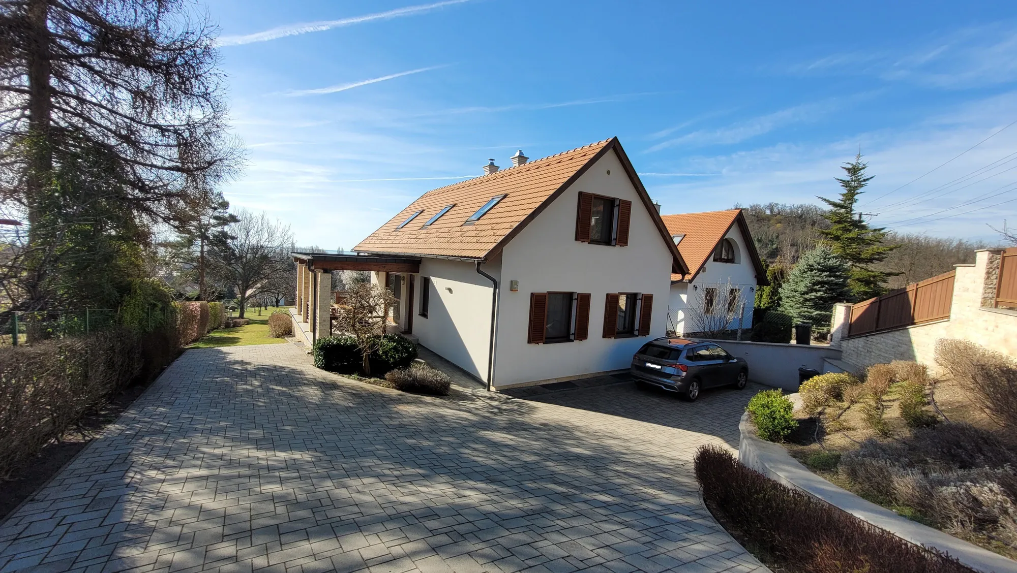 A vendégház a bejárati kapuból